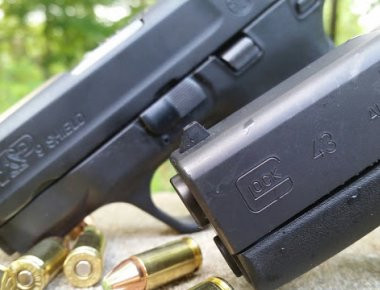 Glock 43 vs Smith & Wesson M&P Shield 9mm (βίντεο)